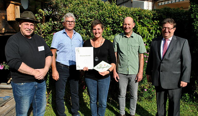 Die Zertifizierungsurkunde und die Plakette „Naturnaher Garten“ überreichten an Sabine Rhein (von links) Uwe Steigemann, Hans-Bernd Bader, Georg Hansul und Josef Demar. Die Zertifizierungsurkunde und die Plakette „Naturnaher Garten“ überreichten an Sabine Rhein (von links) Uwe Steigemann, Hans-Bernd Bader, Georg Hansul und Josef Demar.