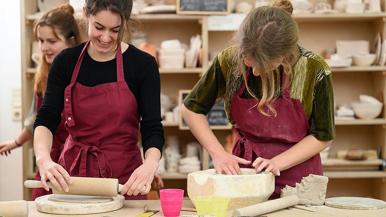 Zahlreiche junge Frauen töpfern im Rahmen eines Kurses in der Töpferwerkstatt im Jugendkulturhaus Cairo in Würzburg. Das Cairo hat auf Instagram mitgeteilt, dass die Töpferkurse überfüllt sind. Auch andere Studios in Würzburg und Umgebung sind Wochen im Voraus ausgebucht.