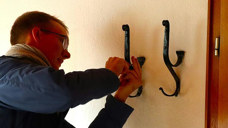 Auch die Familie Wehner packt mit an und hilft dabei, die Haken der ehemaligen Garderobe aus der Wand zu schrauben. Auch die Familie Wehner packt mit an und hilft dabei, die Haken der ehemaligen Garderobe aus der Wand zu schrauben.