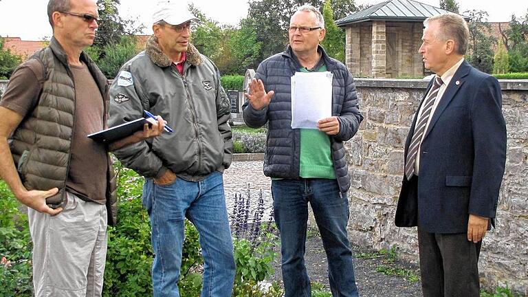 Auf dem Friedhof in Sennfeld: Tony Yorba, Peter Boylan, Norbert Vollmann und 2. Bürgermeister Helmut Heimrich (von links). Auf dem Friedhof in Sennfeld: Tony Yorba, Peter Boylan, Norbert Vollmann und 2. Bürgermeister Helmut Heimrich (von links).