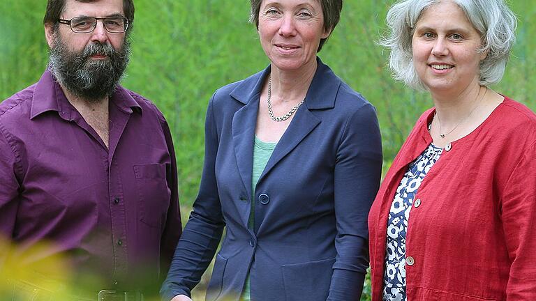 Der Mensch hinter der Stimme: Bis zu 100 Anrufe bewältigen Gottfried Röll, Christine Scherer und Isolde Keil-Vierheilig (v.l.n.r.) in den sommerlichen Spitzenzeiten pro Tag beim Gartentelefon der Landesanstalt für Weinbau und Gartenbau. Der Mensch hinter der Stimme: Bis zu 100 Anrufe bewältigen Gottfried Röll, Christine Scherer und Isolde Keil-Vierheilig (v.l.n.r.) in den sommerlichen Spitzenzeiten pro Tag beim Gartentelefon der Landesanstalt für Weinbau und Gartenbau.