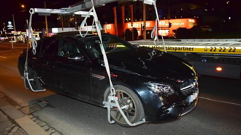 Das Fahrzeug wird nah dem Unfall in der Mergentheimer Straße abtransportiert