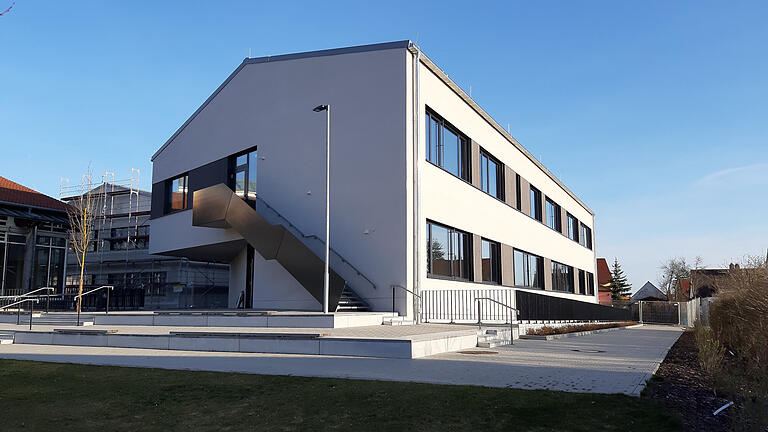 Das Gymnasium Scheinfeld liegt im Landkreis Neustadt-Aisch/Bad Windsheim, wird aber von zahlreichen Schülern des Landkreises Kitzingen besucht.