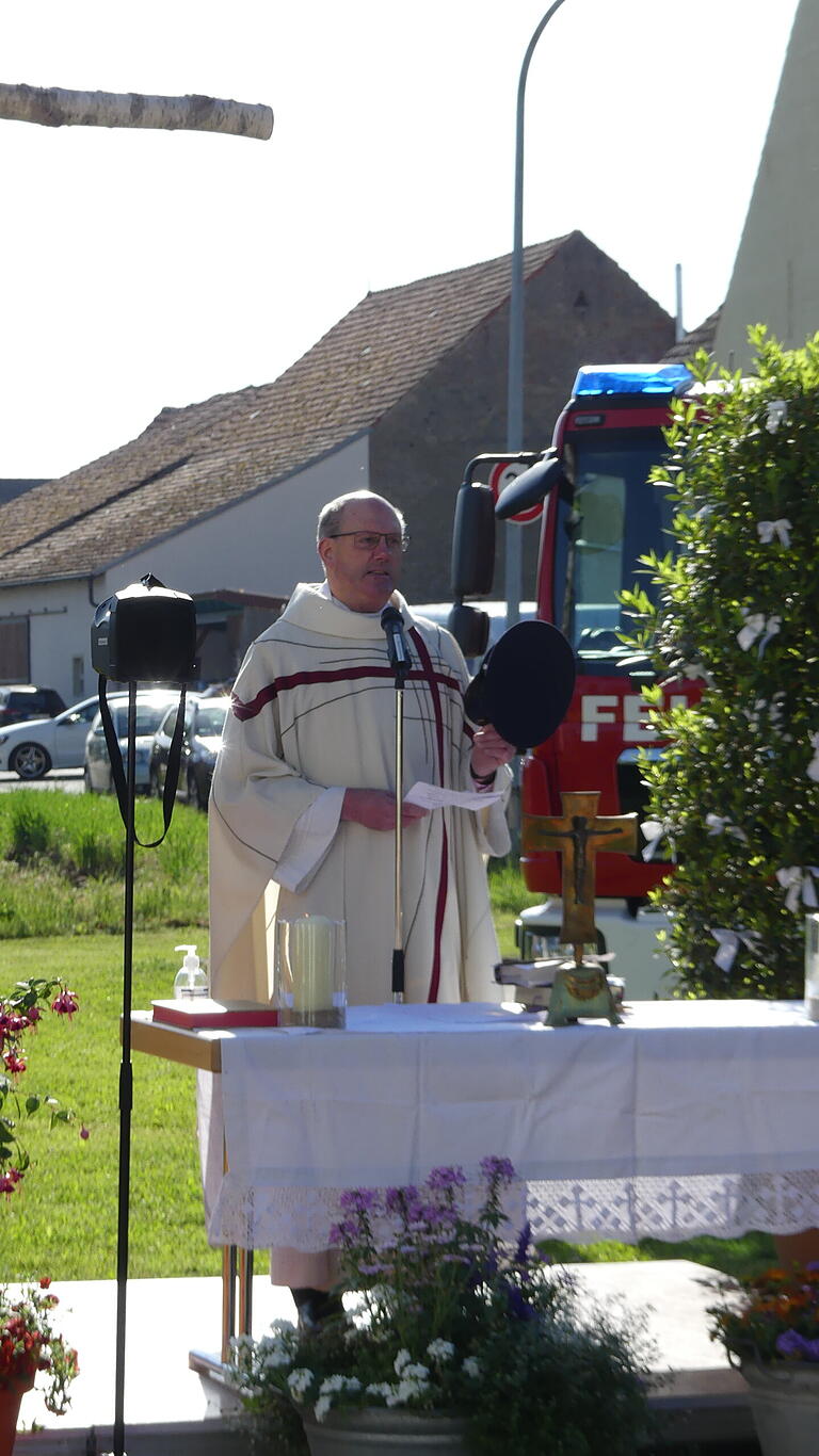 Feldgottesdienst vor dem Feuerwehrhaus Waigolshausen mit Pfarrer Volker Benkert und Diakon Andreas Wohlfahrt