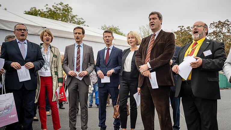 Keine Ufra ohne Prominenz: Auch Markus Söder (Zweiter von rechts) ließ es sich nicht nehmen und kam nach Schweinfurt. 2016 sang er sogar zusammen mit Landrat Florian Töpper (Dritter von links) und Oberbürgermeister Sebastian Remelé (rechts daneben).