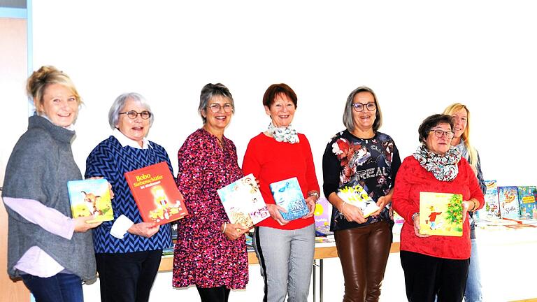 Das Team ist erfreut über den großen Anklang der Buchausstellung. Sie präsentieren sich dem Fotografen mit Büchern aus der Ausstellung, die sie vorbereitet haben (von links): Susanne Seufert, Rita Burger, Marion Köberlein,  Heidi Kiesel, Karin Karch und Ramona Arnold. Es fehlt Susi Kobosil.&nbsp;