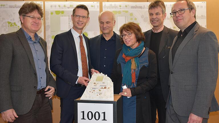 Viel Grün, viel Glas und reichlich Platz für die Kinder. Jetzt kann der Feinschliff für den Sieger-Entwurf für die neue Schule im neuen Stadtteil Bellevue beginnen. Im Bild von links Jürgen Montag (zuständig für Schulen), Oberbürgermeister Sebastian Remelé, Michael Sonek (SDKS-Architekten), Landschaftsarchitektin Angela Bezzenberger, Michael Dummert (SDKS-Architekten) und Baureferent Ralf Brettin.