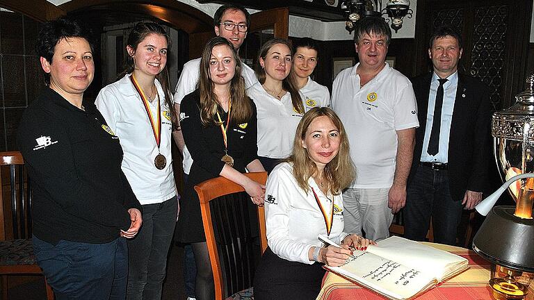 Eintrag ins Goldene Buch der Stadt Bad Königshofen: Unser Bild zeigt das Team des deutschen Schach-Meisters (von links) Tatjana Melamed, Jana Schneider, Alexandra Obolentseva, Maximilian Müller, Julia Gromova, Anastasia Savina und Jürgen Müller sowie (sitzend) Irina Zakurjaeva mit Bürgermeister Thomas Helbling.