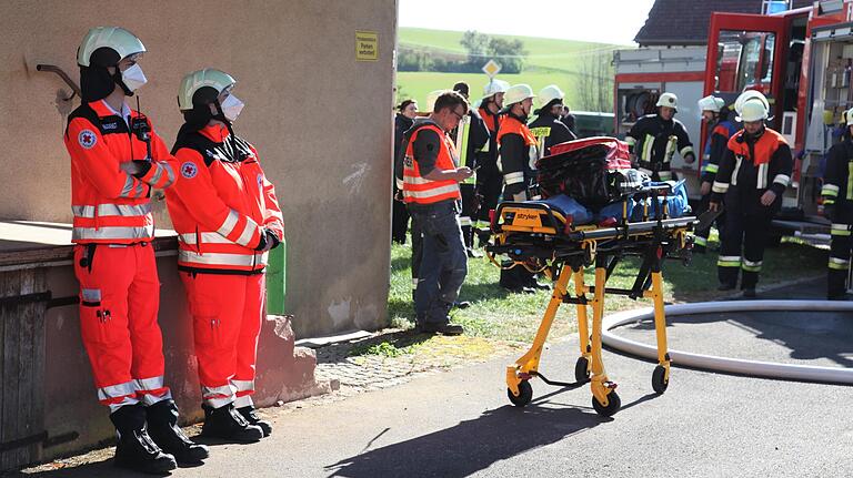 Zwei Rettungswagen, einen Notarzt sowie den BRK-Einsatzleiter Rettungsdienst hatte die Leitstelle an den Unglückort entsandt.