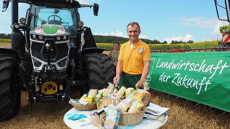 Franz-Josef Väth präsentiert Produkte, die seine Erzeugnisse enthalten könnten.&nbsp; Kreisbäuerin Maria Hossmann (im Hintergrund) hat die Produktauswahl zusammengestellt.