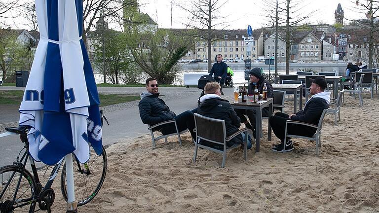 Der Stadtstrand am Etwashäuser Mainufer bietet einen Blick auf die Kitzinger Kulisse und Strandgefühl. Der Stadtstrand am Etwashäuser Mainufer bietet einen Blick auf die Kitzinger Kulisse und Strandgefühl.