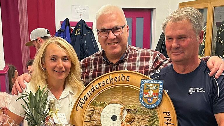 Auf dem Foto von links kleines Präsent von Vorgängerin Heidi Schmitt, Christian Mach Sieger mit einem 10,0 Teiler eng gefolgt von Uli Schmitt mit einem 10,2 Teiler.