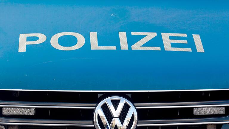 Symbolbild Polizei Bayern - Die Polizei ermittelt nun wegen mehrerer Straftaten - unter anderem wegen des Verdachts der Volksverhetzung. (Symbolbild) Symbolbild Polizei Bayern - Die Polizei ermittelt nun wegen mehrerer Straftaten - unter anderem wegen des Verdachts der Volksverhetzung. (Symbolbild)