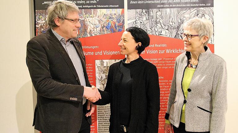 Den Startschuss für die Wanderausstellung &bdquo;Vom Dunkel ins Licht &ndash; Frauen der Reformation im süddeutschen Raum&ldquo; gaben am Mittwoch (von links) in Gerolzhofen Pfarrer Reiner Apel, Theologin Andrea König und Initiatorin Brigitte Vogt.