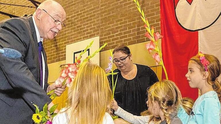 Blümchen zum Abschied hatten die Kindergartenkinder dabei.