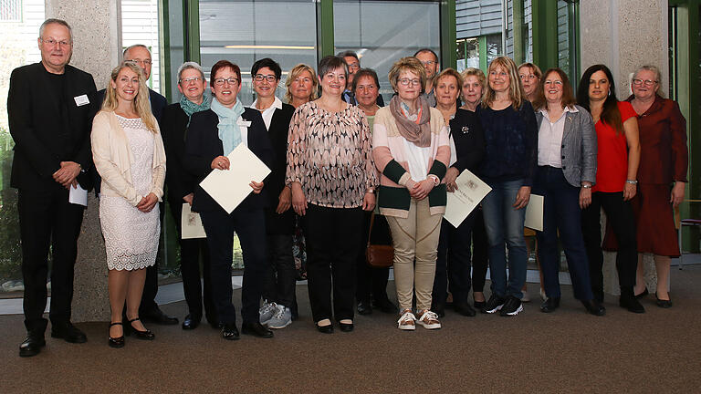 Vorstand Thilo Penzhorn mit den Jubilaren Melanie-Metzger-Krolczyk, Dr. Thomas Rötzer, Claudia Müller, Birgit Jakob, Gudrun Sagol, Gerlinde Güntner, Ursula Berninger, Karl Volk, Annemarie Herr-forth, Birgit Niesner, Waldemar Stäblein, Elvira Koch, Renate Kraus, Renate Haberkorn, Ute Tuschl, Astrid Janotta, Isabell König und Rita Orf.