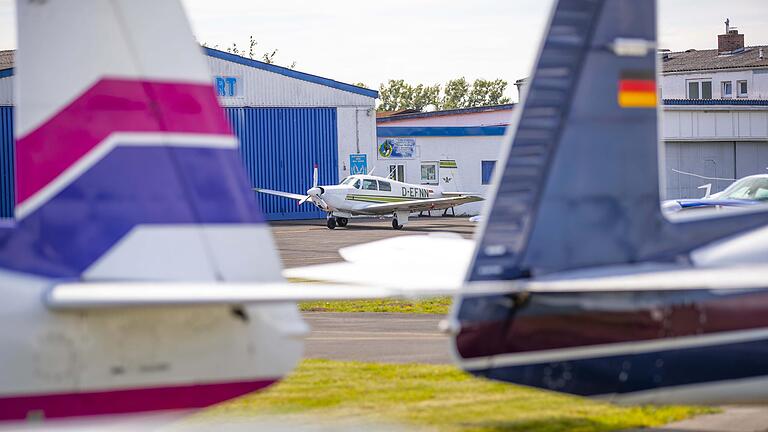 Hochbetrieb am Flugplatz Haßfurt. Künftig werden die Geschäfte von Rolf Schneider geführt. Er tritt die Nachfolge von Günter Mendel an.