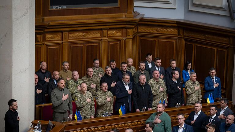Ukraine-Krieg - Selenskyjs „Siegesplan” - Der ukrainische Präsident Wolodymyr Selenskyj hat im Parlament seinen „Siegesplan” zur Beendigung des Krieges mit Russland vorgestellt. Ukraine-Krieg - Selenskyjs „Siegesplan” - Der ukrainische Präsident Wolodymyr Selenskyj hat im Parlament seinen „Siegesplan” zur Beendigung des Krieges mit Russland vorgestellt.