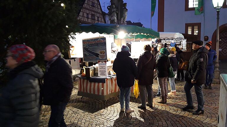 Der Weihnachtsmarkt in Haßfurt zieht jedes Jahr tausende Besucherinnen und Besucher aus der ganzen Region an. Der Weihnachtsmarkt in Haßfurt zieht jedes Jahr tausende Besucherinnen und Besucher aus der ganzen Region an.
