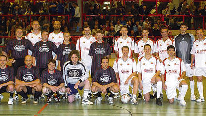 So knapp war es für die SCH Würzburg Baskets in dieser Saison noch nie: Während sie ihre zwölf Spiele in der Regionalliga mit durchschnittlich fast 30 Punkten Differenz gewannen, mussten sie sich beim traditionellen Einlagespiel vor dem Finale des Rimparer Silvesterturniers mächtig strecken, um auch auf ungewohntem Terrain siegreich vom Spielfeld zu gehen. Zwar hatte Christoph Henneberger die in weiß gekleideten Baskets gegen eine Auswahl der Sportredaktion dieser Zeitung nach 17 Sekunden in Führung geschossen, doch die Main-Post-Mannschaft machte körperliche und konditionelle Defizite mit viel Einsatz wett. Beim Stand von 5:6 hatte sie in der Schlussminute sogar mehrfach die Chance zum Ausgleich, brachte den Ball aber nicht mehr im Baskets-Tor unter. Unser Bild zeigt beide Teams mit (hinten von links) Stefan Mantel, Lars Buss, Daniell Westgate, Kelubia Ekoemeye, Nico Eichelbrönner, Christoph Henneberger, Michael Littmann, Jochen Bähr, Florian Boldt, Alexander Littmann, Christian Kessler, Klaus Heuberger sowie (kniend von links) Michael Kämmerer, Michael Bauer, Frank Kranewitter, Ulrich Sommerkorn, Kai Dunkel, Berthold Bisselik, Markus Hallgrimson und Efram Yaman.