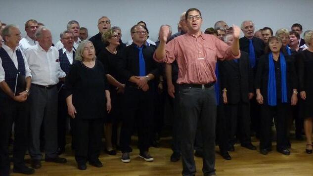 Gemeinsam stimmten der Männerchor aus Creglingen im Taubertal und der Chor des Gesangvereins Stammheim mit den Zuhörern das Frankenlied an. Damit endete der gemeinsame Chorabend der beiden Ensembles. Gemeinsam stimmten der Männerchor aus Creglingen im Taubertal und der Chor des Gesangvereins Stammheim mit den Zuhörern das Frankenlied an. Damit endete der gemeinsame Chorabend der beiden Ensembles.