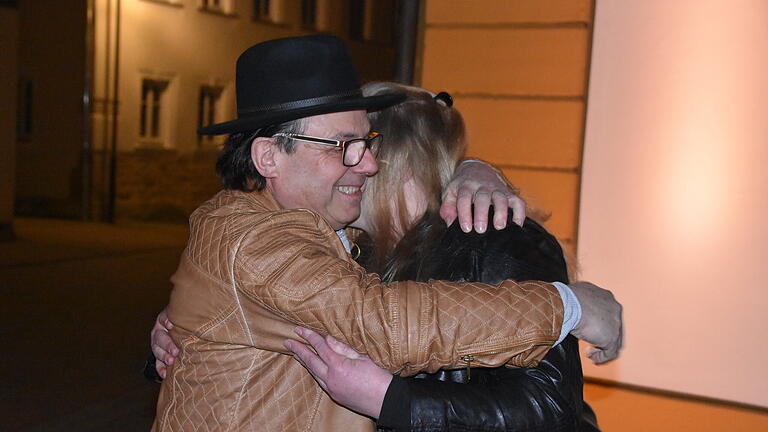 Der neue Röttinger Bürgermeister ist Hermann „Fernando“ Gabel. Erste Gratulation durch Lebensgefährtin Sandra Hofmann. Der neue Röttinger Bürgermeister ist Hermann „Fernando“ Gabel. Erste Gratulation durch Lebensgefährtin Sandra Hofmann.