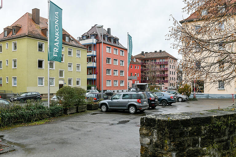 Der bisherige Parkplatz von Frankonia Jagd in der Randersacker Straße 11. Hier soll ein Gebäude mit 15 sozial geförderten Wohnungen mit zusammen rund 940 Quadratmetern Wohnfläche entstehen.