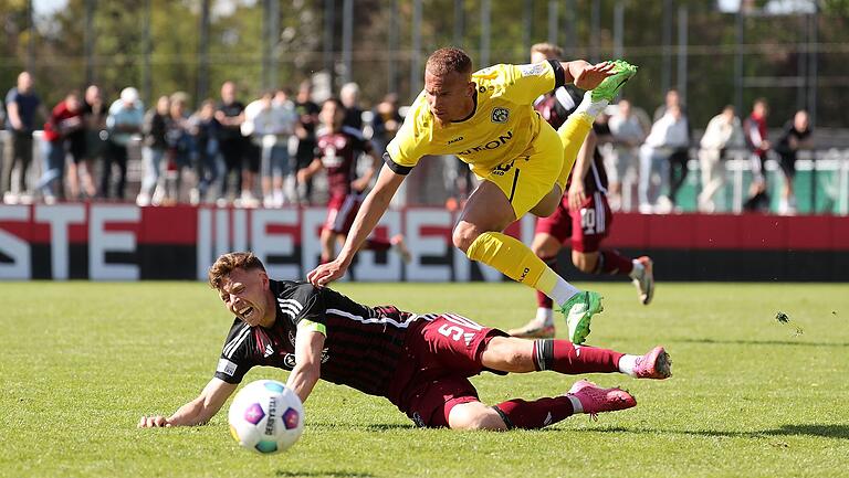 So sehr sich Benyas Junge-Abiol (hier im Zweikampf mit Nürnbergs Fabian Menig) auch mühte, den Würzburger Kickers wollte am Samstag kein Tor gelingen.