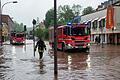 Überschwemmungen in Saarbrücken.jpeg       -  Feuerwehrleute bewegen sich durch das Hochwasser in Saarbrücken.