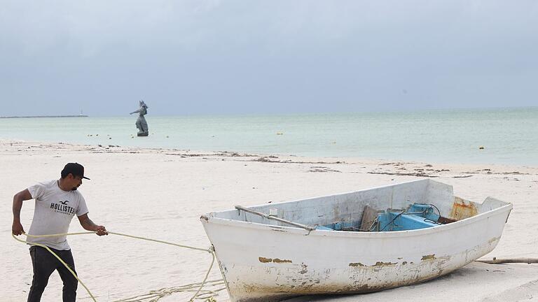 Vor Hurrikan &bdquo;Milton&rdquo; in Mexiko       -  Meteorologen erwarten, dass der Hurrikan an der mexikanischen Halbinsel Yucatánan vorbeizieht und Teilen der Küste dort &bdquo;zerstörerische Wellen&rdquo; bringt.