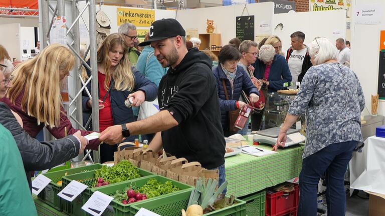 Besucherinnen und Besucher können auf der Kulinea regionale Produkte probieren und erwerben. Besucherinnen und Besucher können auf der Kulinea regionale Produkte probieren und erwerben.