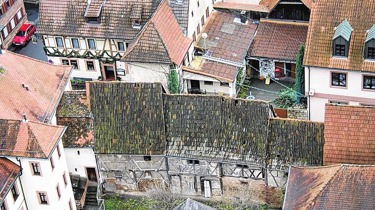 Kirchturmblick: Das ganze Ensemble der Thüngersheimer Gaden in der Kirchgasse war in einem erbärmlichen Zustand.