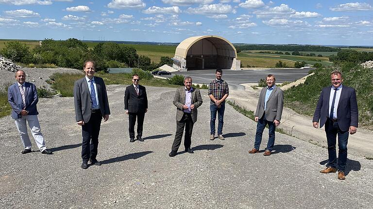Beim Rundgang auf der Deponie in Hopferstadt (von links): Werner Grüttner, technischer Leiter des Zweckverbandes, Geschäftsleiter Alexander Kutscher, Matthias Mohr, stellvertretender technischer Betriebsleiter, Helmut Schenk, Abteilungsleiter Stoffstrom-Management, Kreisrat Thomas Haaf, Bürgermeister Peter Juks und Landrat Thomas Eberth. Beim Rundgang auf der Deponie in Hopferstadt (von links): Werner Grüttner, technischer Leiter des Zweckverbandes, Geschäftsleiter Alexander Kutscher, Matthias Mohr, stellvertretender technischer Betriebsleiter, Helmut Schenk, Abteilungsleiter Stoffstrom-Management, Kreisrat Thomas Haaf, Bürgermeister Peter Juks und Landrat Thomas Eberth.