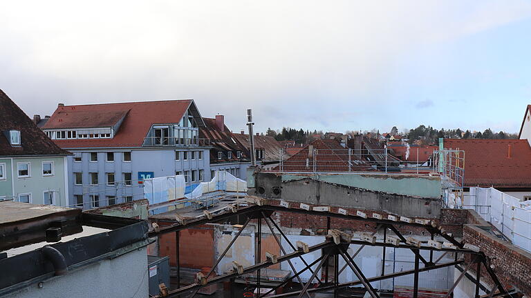 Baustellenbesuch im Februar 2022: Der Immobilienunternehmer Wolfgang Rosentritt führt durch das ehemalige Kitzinger Kaufhaus Storg, das er bis Sommer 2023 zum Wohn- und Geschäftshaus umbauen lässt.