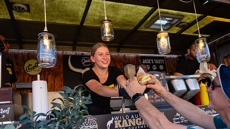 Leckeres Essen und gute Stimmung beim Foodtruck Festival in Bad Neustadt auf dem Marktplatz