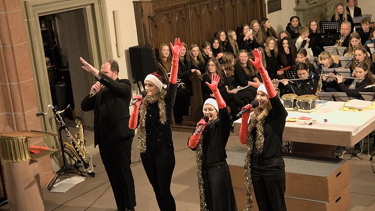 Vier Lehrer des FRG singen Jingle Bells.