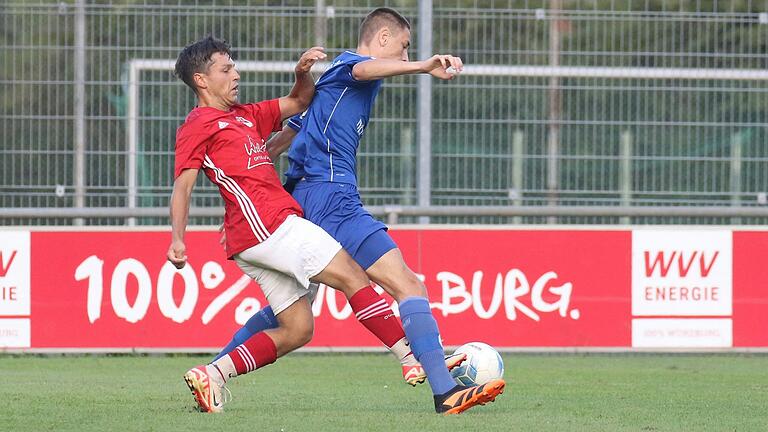 Yannik Hörning (links), der dreifache Torschütze für den SV Birkenfeld, hier im Zweikampf mit dem Würzburger Marcel Holzhäuser, entschied das Bezirksliga-Spiel vom Mittwochabend durch seinen kurioses Treffer in der Schlussminute.