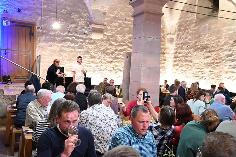 Gudrun Weiske im Gespräch mit maximilian Baumann, einem der neun Jungwinzer bei der Weinprobe Talentschoppen in Kloster Bronnbach.