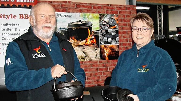 Ernst Haipl und Ulrike Zauner präsentieren „Dutch Oven“, gusseiserne Töpfe, die direkt in die Glut gestellt werden. Ernst Haipl und Ulrike Zauner präsentieren „Dutch Oven“, gusseiserne Töpfe, die direkt in die Glut gestellt werden.