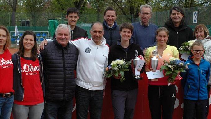 Finalistinnen und Verantwortliche des Turniers um die s.Oliver Trophy: (vorne von links) Viktoria van Evert (Sponsorin Best Western Hotel Würzburg Süd), Sabine Wiegand, Julia Reuß (Turnierorganisation), Robert Schmitt (Sponsor s.Oliver), Goran Popov (Turnierdirektor und Cheftrainer Weiß-Blau Würzburg), Zweitplatzierte Franziska König (Iphitos München), Siegerin Laura-Ioana Andrei (TC Aschheim), Paul Wolz (Helfer), Ute Popov (Turnierorganisation). (hinten von links) Alexander Popov (Helfer), Christian Kosolowski (Vizepräsident Finanzen), Klaus Maschke (Turnierorganisation), Stelian Pop (Stuhschiedsrichter) und Eve Becker (Oberschiedsrichterin).