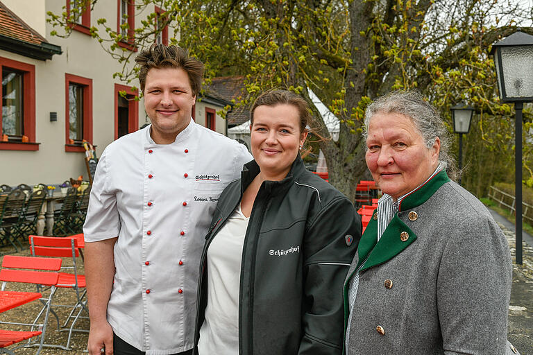 Familie Berndt betreibt den Schützenhof seit vielen Jahren. Jetzt hat die junge Generation den Betrieb übernommen. Mutter Gudrun (rechts) mit Sohn Lorenz und Schwiegertochter Lisa Berndt.