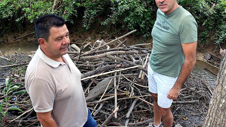 Die vielen Biberburgen in der Wannig machen dem Vorsitzenden des Poppenläurer Angelsportvereins Forelle, Uwe Bartenstein (rechts), und seinem Vorgänger Wolfgang Dünisch (links) Sorgen.       -  Die vielen Biberburgen in der Wannig machen dem Vorsitzenden des Poppenläurer Angelsportvereins Forelle, Uwe Bartenstein (rechts), und seinem Vorgänger Wolfgang Dünisch (links) Sorgen.