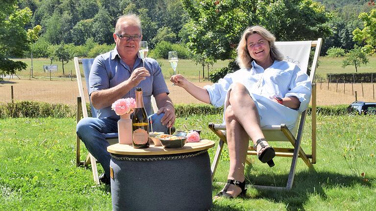 Im Liegestuhl liegen, Wein und Tapas genießen. Das ist bei Thomas und Ingrid Behringer in Abtswind in der warmen Jahreszeit möglich.