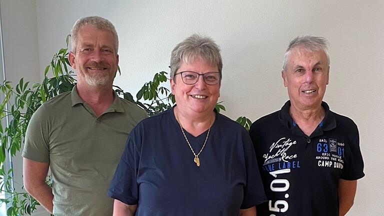 Tobias Seubert (links) und Marion Bauer führen den Betriebsrat beim Automobilzulieferer SchmitterGroup GmbH in Thüngen an. Der bisherige Vorsitzende Gerhard Geisbauer (rechts) geht in die Altersteilzeit.