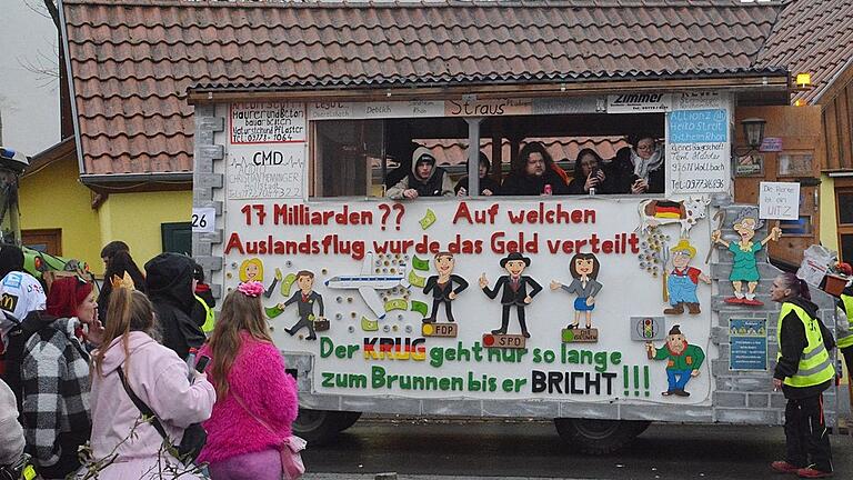 Ein Motivwagen beschäftigte sich mit der großen Politik. Hier ging es um die Frage, wohin 17 Millionen Euro geflossen sind. Ein Motivwagen beschäftigte sich mit der großen Politik. Hier ging es um die Frage, wohin 17 Millionen Euro geflossen sind.