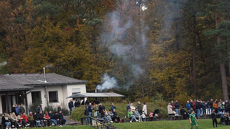 Die besten Schnappschüsse vom letzten Oktober-Wochenende       -  In Hassenbach wurde am Sonntag kein Papst gewählt, sondern nur Fußball gespielt.