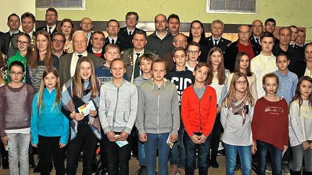 Zahlreiche Ehrungen gab es beim Neujahrsempfang der Gemeinde durch Bürgermeister Uwe Klüpfel (links) für besondere sportliche Leistungen und ehrenamtliches Engagement. Zahlreiche Ehrungen gab es beim Neujahrsempfang der Gemeinde durch Bürgermeister Uwe Klüpfel (links) für besondere sportliche Leistungen und ehrenamtliches Engagement.