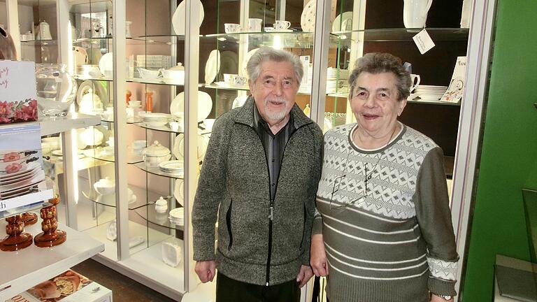 Lidy Fella (84) und ihr Mann Karl Fella (86) verabschieden sich aus ihrem Geschäft "Haushaltswaren Schneider" im Frauenland. Lidy Fella (84) und ihr Mann Karl Fella (86) verabschieden sich aus ihrem Geschäft "Haushaltswaren Schneider" im Frauenland.
