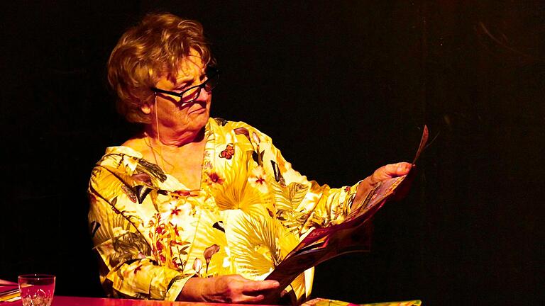 70 Minuten schauspielern, ohne einen Laut von sich zu geben: Das Theater Ensemble Würzburg zeigt 'Wunschkonzert' von Franz Xaver Kroetz. Darstellerin ist Christa Fischer (Foto).