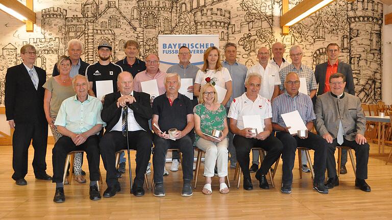 13 Frauen und Männer wurden bei der DFB-Sonderehrung in Sondheim/Grabfeld ausgezeichnet. 13 Frauen und Männer wurden bei der DFB-Sonderehrung in Sondheim/Grabfeld ausgezeichnet.